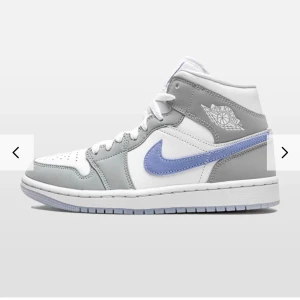 Jordan 1 ”Wolf grey” - Säljer mina Jordan 1 mid i stl 36 som tyvärr är för små för mig. Mycket bra skick. Bara att skicka för fler bilder. Lägg gärna prisförslag! Köpta för ca 3000