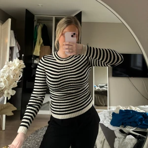 Randig topp - Fin randig topp från Nelly! Säljes då den inte kommer till användning längre 😥 Bra skick!