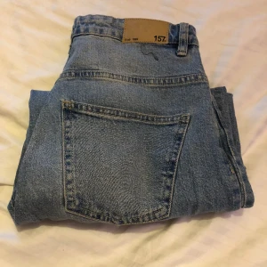 Högmidjade jeans - Hej, säljer mina högmidjade byxor storlekar 38-42 kanske 44 då dom har blivit för stora för mig, vissa är ej använda. 150kr st 