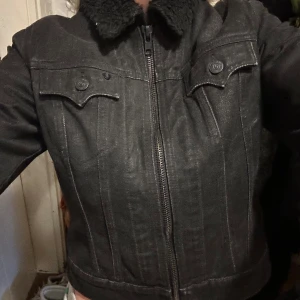 fodrad true religion jacka - så snygg och rätt varm men bra till våren!