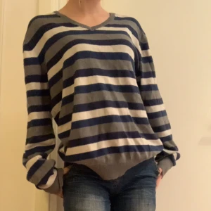 Randig tröja - Söt passform och väldigt bekväm v-neck som är mörkblå, grå och vit. Skriv om du har frågor💕 passar även om du har storlek s