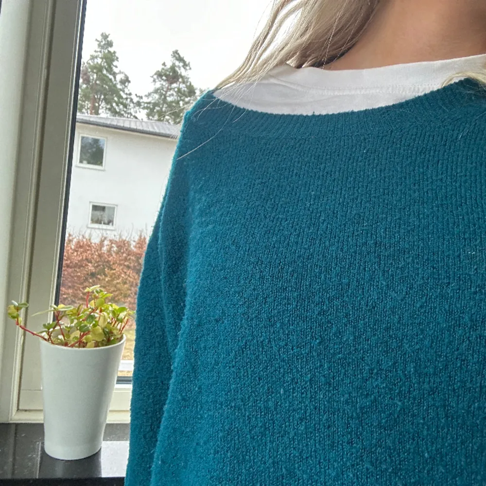 Stickad tröja i en så fin blå färg💙 Lite nopprig och därav priset!. Tröjor & Koftor.