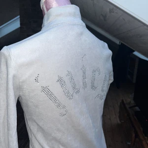 Juicy kofya - Vintage Juicy couture kofta med dragkedja utan luva. Fin äldre modell i storlek XS så den sitter figursytt. Ljusblå/grå färg🩵🤍🩶bra skick!
