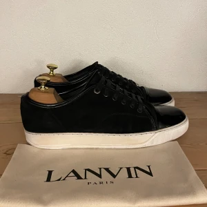 Lanvin skor - Hej! Säljer nu dessa super populära lanvin skor. Skorna är i superfint skick 8/10(lite gul sula) med skorna medföljer dustbag. Se bild 3 för en tydligare bild 