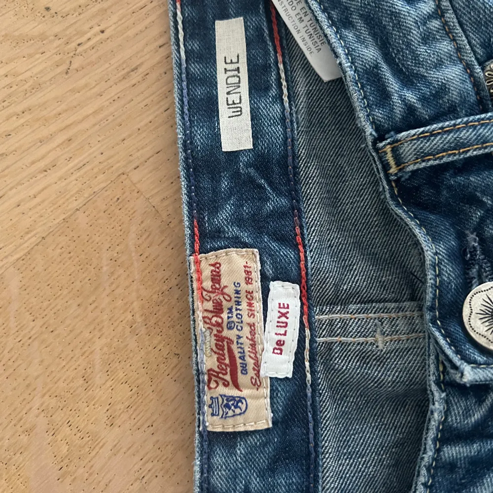 Replay jeans med låg midja och fina detaljer på bakfickorna. Kom privat för mått. 💘. Jeans & Byxor.