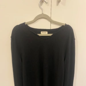 Zadig voltaire  - Zadig Voltaire tröja med en liten V ringning. Storlek XL men den sitter tajt som fasen. Skulle säga att den passar S-M