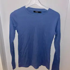 En blå vanlig långärmad tröja ifrån bikbok i storlek M. Har inte används alls många gånger och har inga defekter. Mjuk och skön