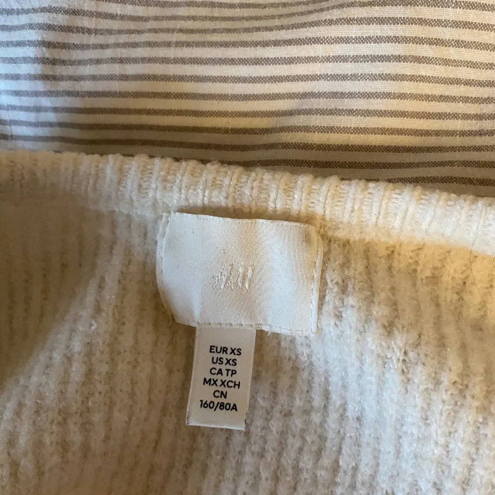 Suuuper fin vit stickad tröja från H&m som tyvärr inte kommer till användning. Den är i strl Xs och är helt oanvänd, nyskick💗Hör av dig vid frågor! (Köpt för 329 kr, pris kan diskuteras) . Tröjor & Koftor.