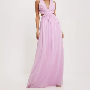 Rosa balklänning  - Superfin slutsåld balklänning från Nelly i nyskick! Köpt från Sellpy men endast provad, säljer då den inte passade på mig <333