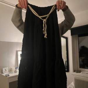 Min jätte fina långa svarta sommar kjol ifrån italien!