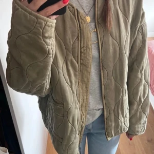 Zara Jacka - Säljer denhär jätte fina jackan från zara som inte går att få tag på längre!💗 storlek M men passar mig som brukar ha S jätte fint💗 800kr nypris!💗 