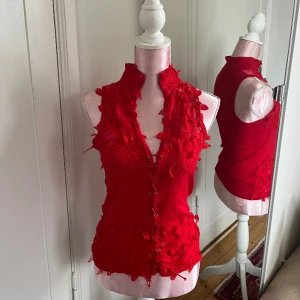 Topp - Topp med snörning och detaljer 💋