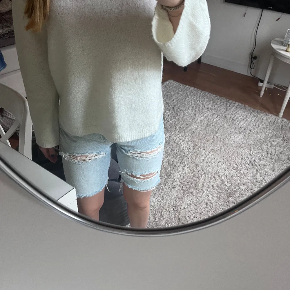 Assnygga jeansshorts med hål  från Ginatricot som tyvärr inte kommit till användning. Nypris 500kr, pris kan diskuteras 💗. Shorts.