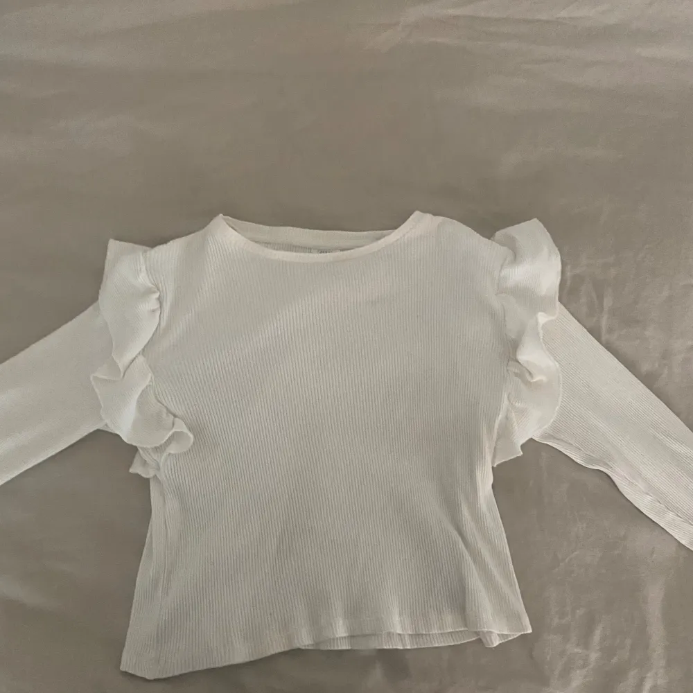  säljer denna fina tröjan ifrån Zaras barnavdelning då den har blivit för kort i armarna pris kan diskuteras . Tröjor & Koftor.