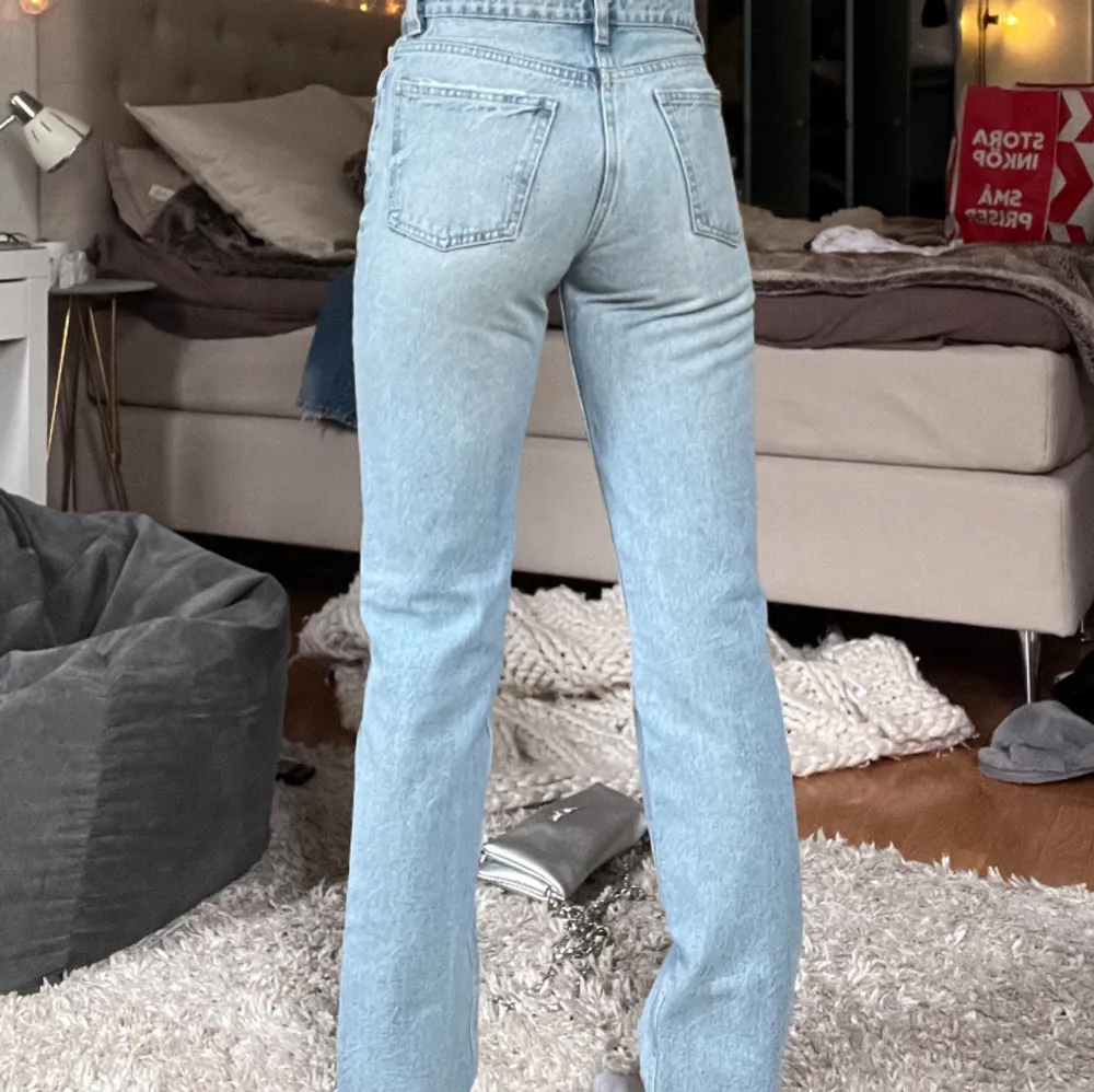 Midwaist jeans från Zara som tyvärr blivit för små. Riktigt fina till sommaren och finns ej att köpa längre på deras hemsida. Pris kan diskuteras 💗. Jeans & Byxor.
