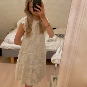 Klänning - Gullig vit klänning för sommaren eller studenten🌸🌸 aldrig använd Köparen står för frakt