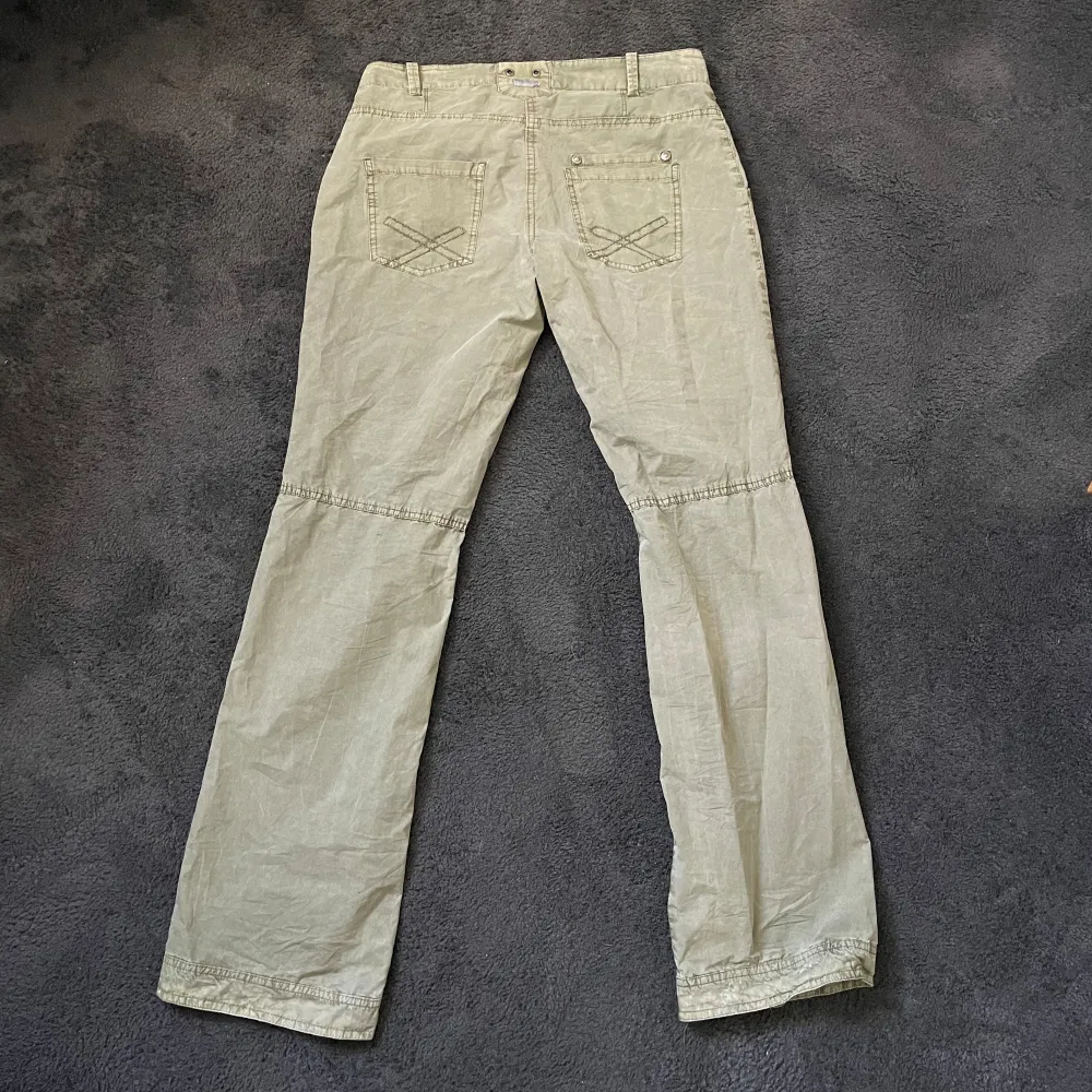 Cool Cargos with a built-in belt.. Thin material                                                         \\ 42cm W \\ 108cm L \\ 23cm Opening. Jeans & Byxor.