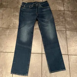 Säljer dessa Levis jeans i storleken W31 L32 då de inte kommer till användning. Andvända 1-2 gånger. Ny pris Ca 1200 Mitt pris 400