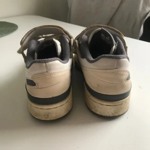 Adidas  - Adidas skor forum low Storlek 40