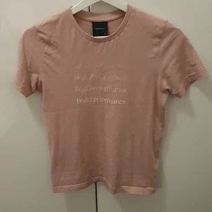 Peak Performance t-shirt - Fin ljusrosa Peak performance t-shirt säljes . Storlek 150. Endast använd ett fåtal gånger. Från djur-och rökfritt hem. 