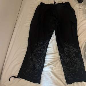 Feta Ed Hardy cargo pants svarta med snygga detaljer på baksidan av benen. I bra skick och nästan aldrig använts.