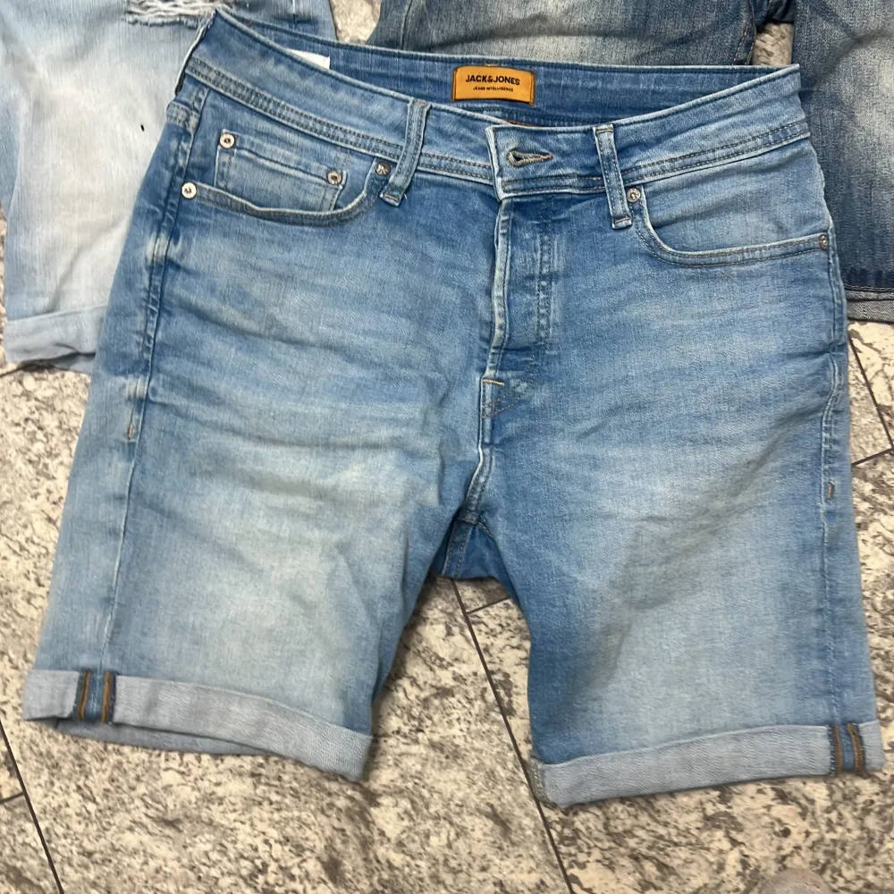 Säljer alla 3 för 229kr eller 99 kr st jeans shorts ordinarie för jack&jones 499kr hm shorts ljusblåa 399 the boys 499. Hoodies.