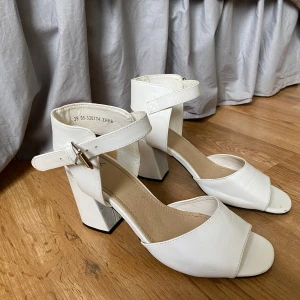 Vita kilklackar  - Säljer dessa vita kilklackar. Väldigt bekväma och enkla att gå i. Passar perfekt till vårens och sommarens alla festligheter! Skorna är i använt skick men utan några defekter.