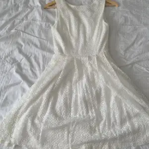 Riktigt fin och söt vit skolavslutnings klänning i storlek xs från sisters point. Dma vid fler bilder eller frågor
