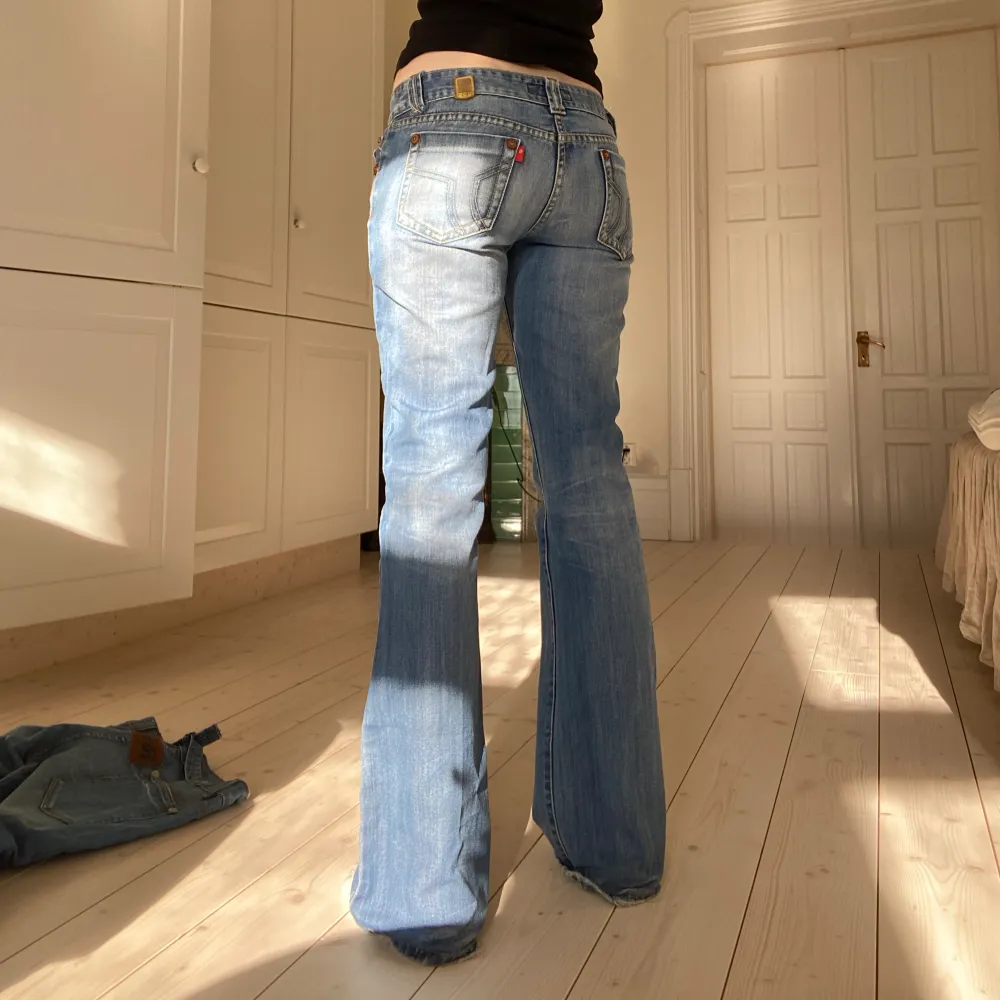 Super coola jeans☺️ passar mig som brukar bära xs/34/25 . Jeans & Byxor.