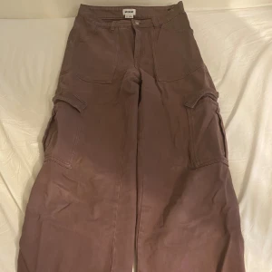 Baggy Cargo Jeans - Fina Baggy cargo jeans från Weekday 💕 använt några få gånger. Lite smått bleknade men annars inga defekter.