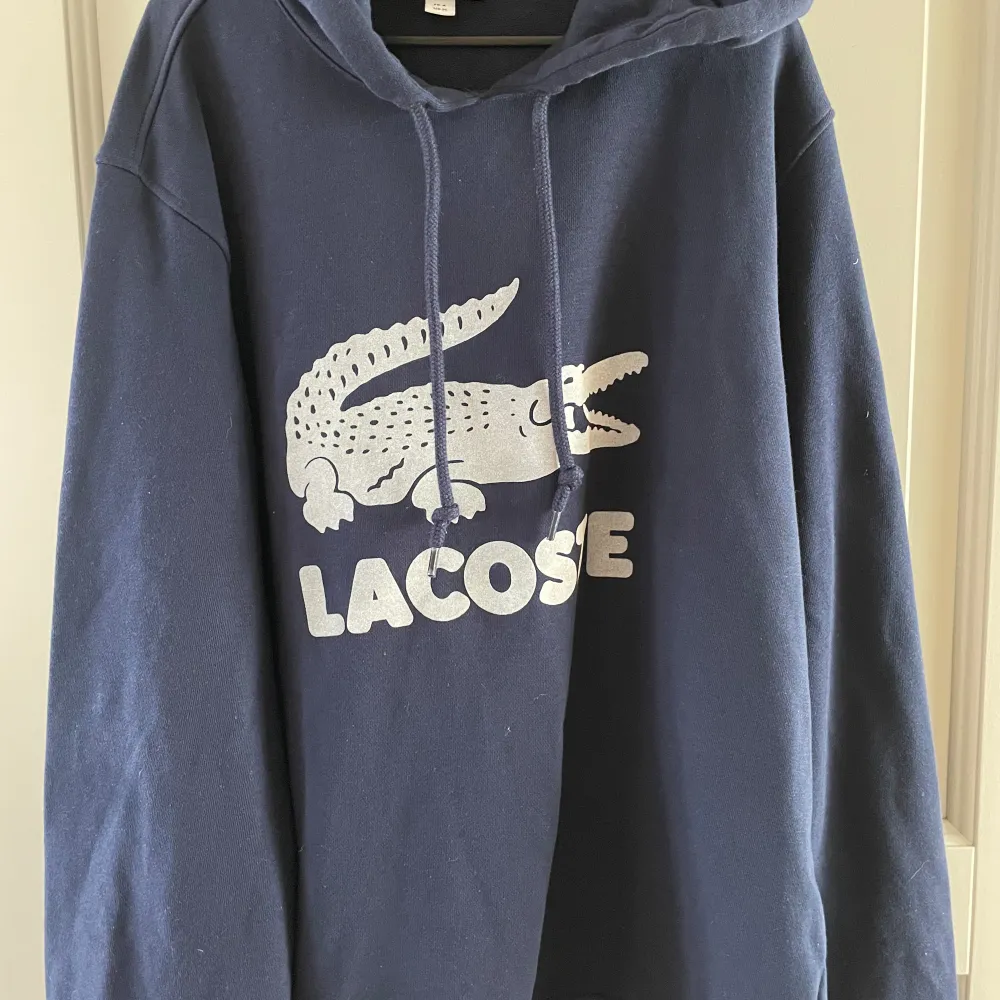 Säljer min snygga Lacoste hoodie. Nästan aldrig använd och skicket är 10/10. Nypris runt 1500. . Hoodies.