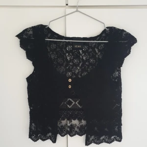 Kofta - En liten kofta som är jättesöt och har ett jättefint mönster. Den är i storlek S och passar jättebra med ett svart linne under❤