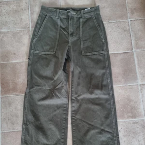 Gröna byxor från BIK BOK - Storlek 38 men ganska liten i storleken så skulle säga att dom är som XS. Hör av dig om du vill ha mer bilder eller har andra frågor :) Knappt använda, säljer pga att de är för små