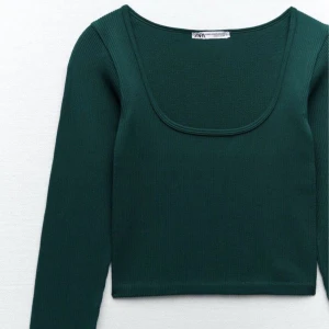 Grön långärmade ribbad tröja från Zara - Storlek: XS Skick: väldigt bra  Priset kan diskuteras 🥰
