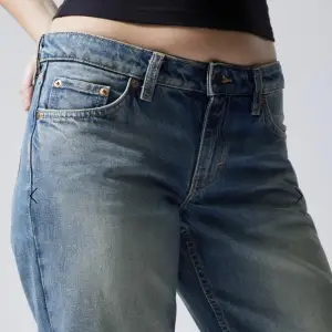 Säljer mina lågmidjade jeans från weekday pga att de inte kommer till användning längre💓