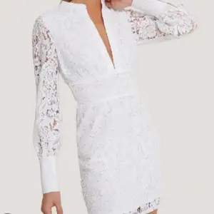 Supervacker vit spetsklänning i nyskick✨ Perfekt till sommaren & kanske student!! Basma & Merna x NA-KD