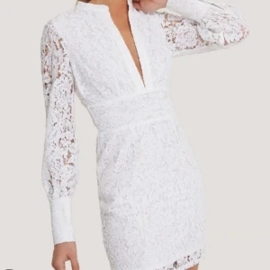 Vit spetsklänning från NA-KD - Supervacker vit spetsklänning i nyskick✨ Perfekt till sommaren & kanske student!! Basma & Merna x NA-KD