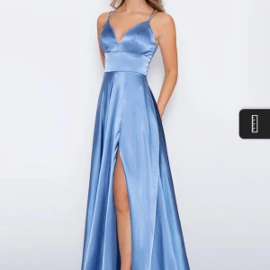 Balklänning Ivory Field  - Jättefin balklänning! Uppsydd, är 163 och hade 5 cm klack, några fläckar längst ner skriv för fler bilder 🥰nypris 3300kr