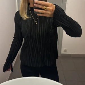 Söt blus - Svart plisserad blus, passar till allt! Inga tecken på användning 💖