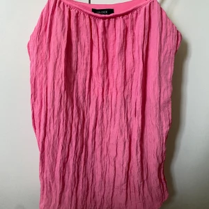 Gulligt rosa linne💗 - Säljer mitt oanvända linne från Lindex. Väldigt fint och gulligt, perfekt till sommaren/våren💗Nypris 400kr mitt pris 200kr