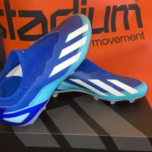 Säljer dessa ADIDAS X fotbollskor då de är för små för mig. Skorna är inte använda bara gått runt med de. Pris kan diskuteras med seriösa köpare!