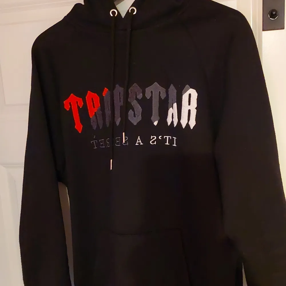 Äkta Trapstar hoodie köpt från stockx  skick-8/10 Passar L och M. Hoodies.