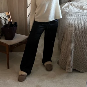 Svarta byxor - Säljer dessa oanvända ”satin” byxorna från mango! Storlek S, funkar både att klä upp och klä ner❤️