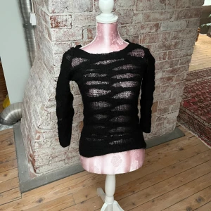 Stickad tröja - Stickad tröja med zebra liknande mönster🖤