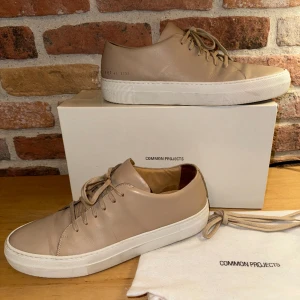 Common Projects - Populära Common Projects i storlek 44 i äkta skinn. Perfekta till våren och sommaren. Allt OG medföljer. Vid frågor är det bara att skriva🤩