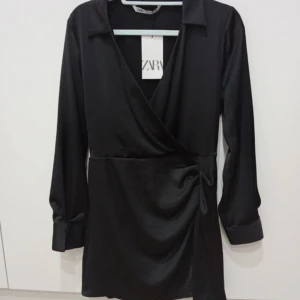 klänning zara - så fin klänning från zara använd 1 gång strl M 🫶