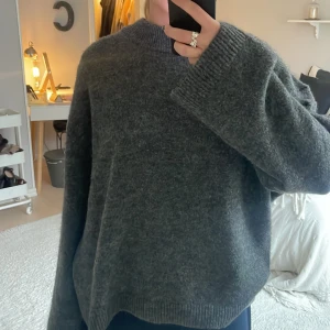 Grå stickad - Stickad tröja från Gina Tricot, aldrig använd