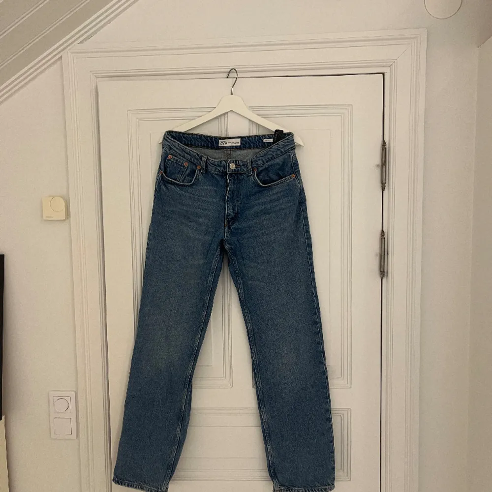 Blå midwaist jeans ifrån ZARA i storlek 40💗bra skick men skicka gärna privat för fler bilder för andra bilden är lite missvisande med färgen, men kunde inte få till en bättre bild haha😍pris kan också diskuteras!. Jeans & Byxor.