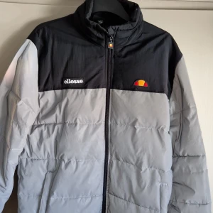 Jacka Ellesse - Vinterjacka till vår pris. Nyckick