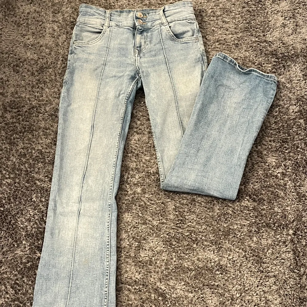 Skit snygga Ljusblå bershka jeans som tyvärr inte passar! . Jeans & Byxor.